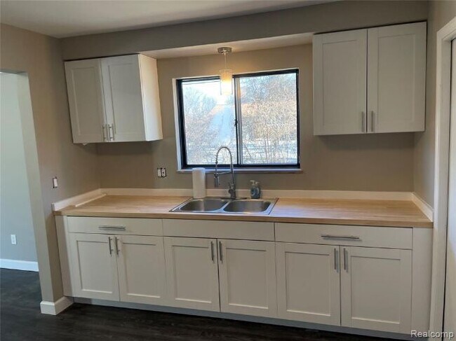 Foto del edificio - 30076 Orchard Lake Rd