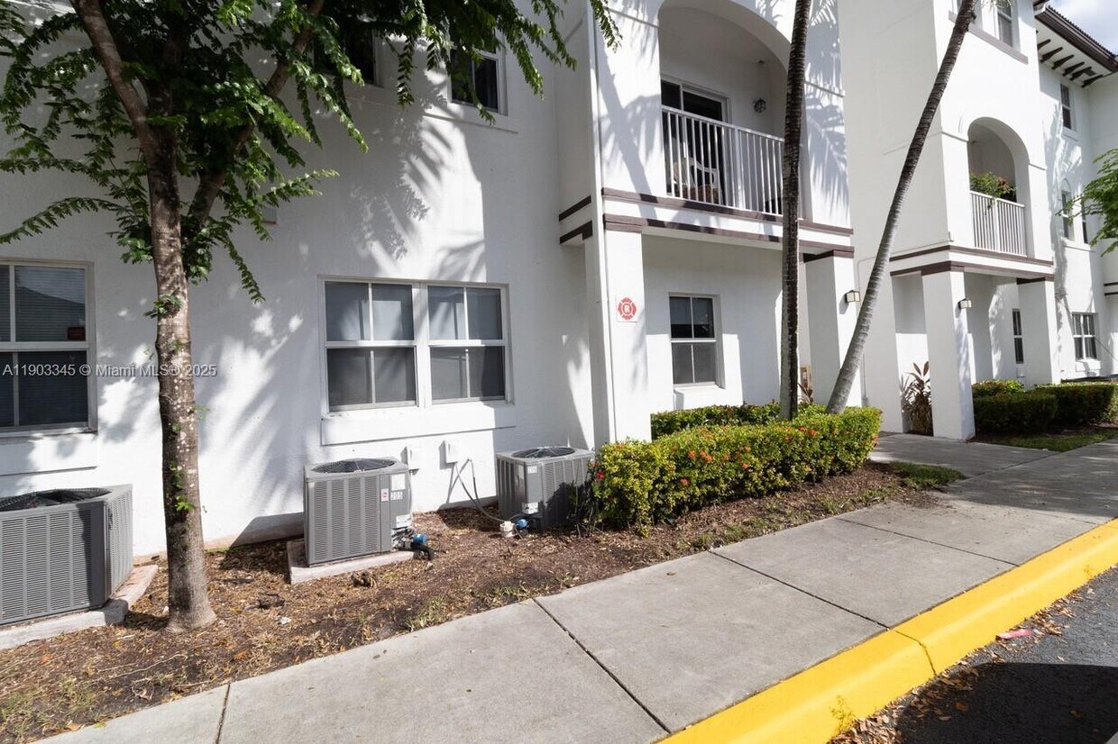 Foto principal - 8740 NW 97th Ave