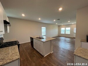 Foto del edificio - 465 Middle Grn Lp