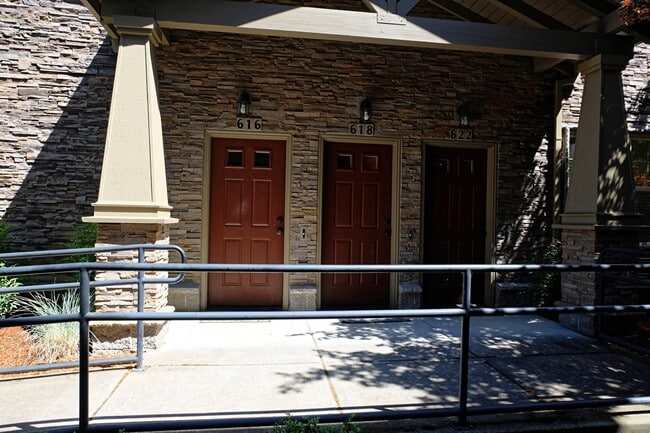 Building Photo - 618 NE Garswood Ln