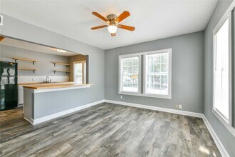 Building Photo - 4615 Schroeder St