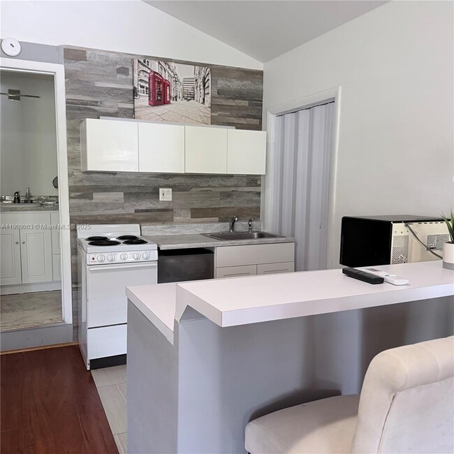 Foto del edificio - 2633 NE 32nd St