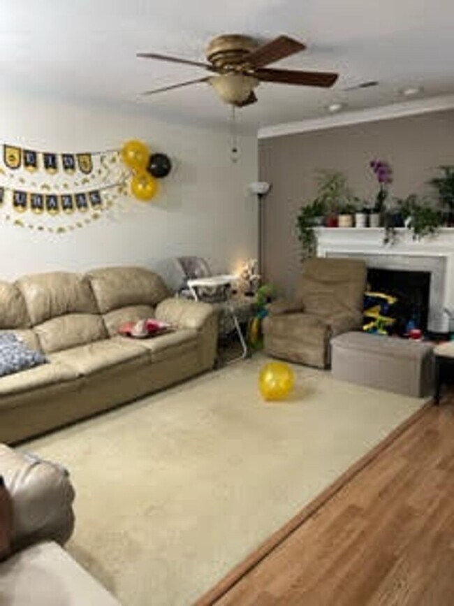 Building Photo - Charming updated 3 bedroom and 2.5 bath To...