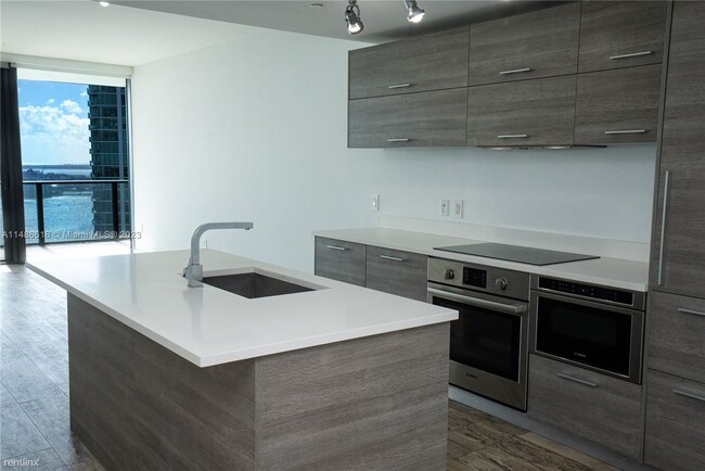 Building Photo - 2 br, 2 bath Condo - 650 NE 32nd St Unit 3306
