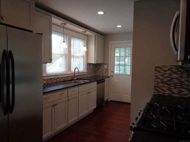 Foto del edificio - 15 Bradley Ave