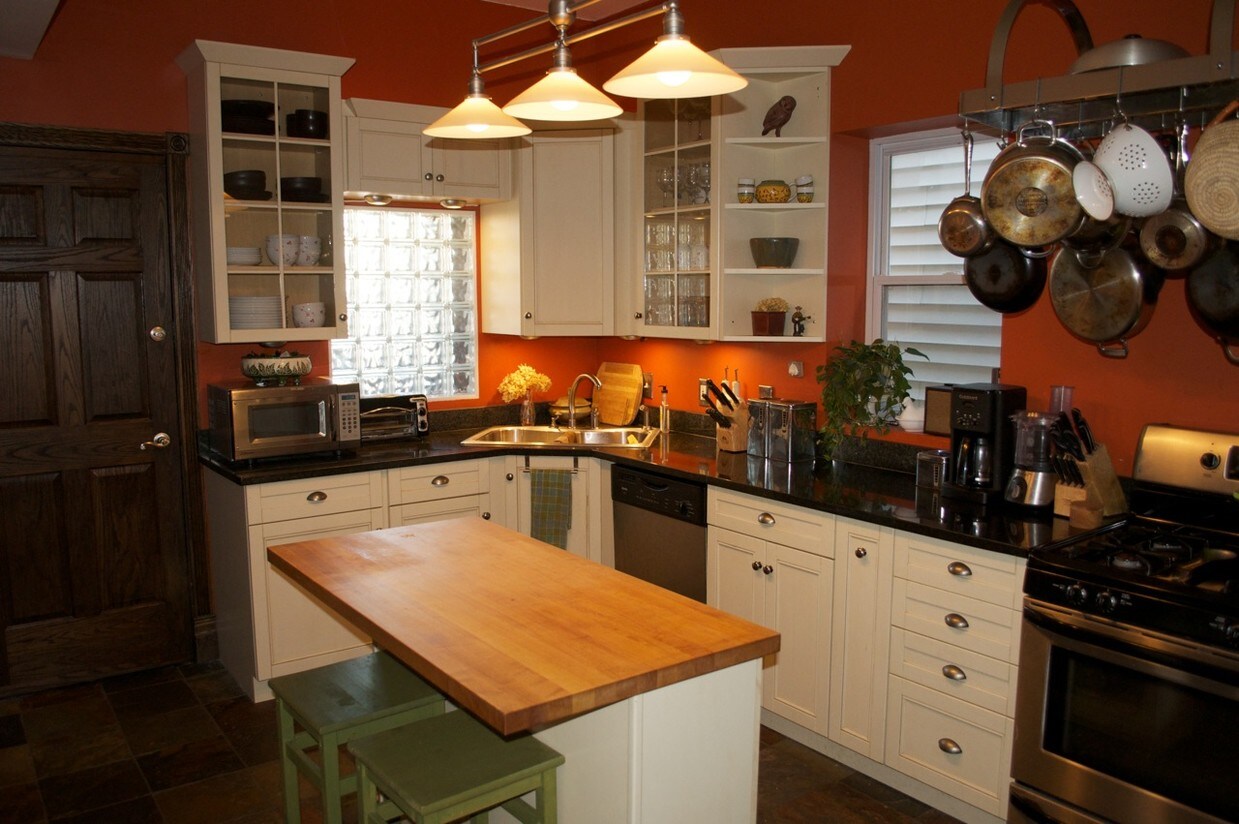 Kitchen - 2246 W Erie St
