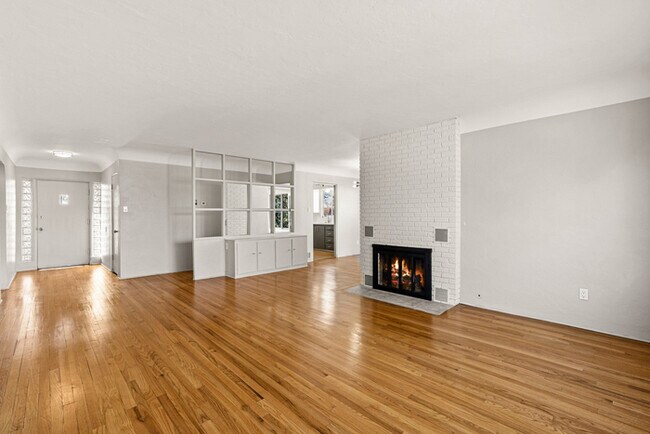 Building Photo - Fully Remodeled Charmer!