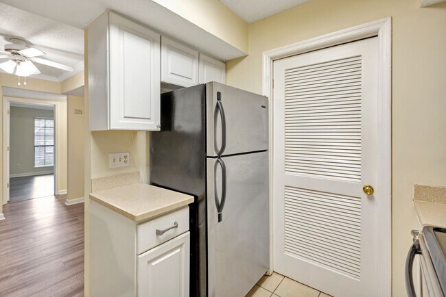 Foto del edificio - Montclair Living: Spacious Condo with Prim...