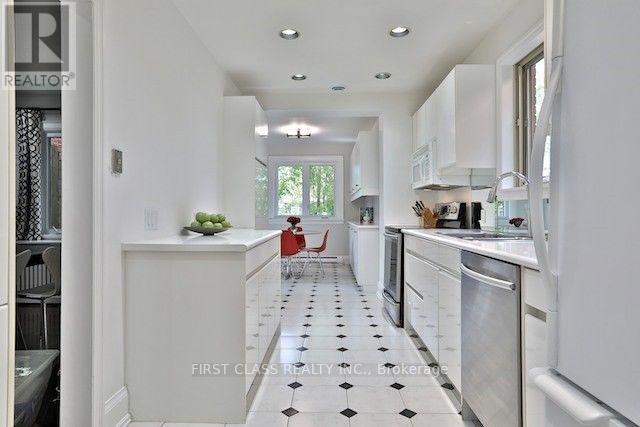 Building Photo - 262 Castlefield Ave