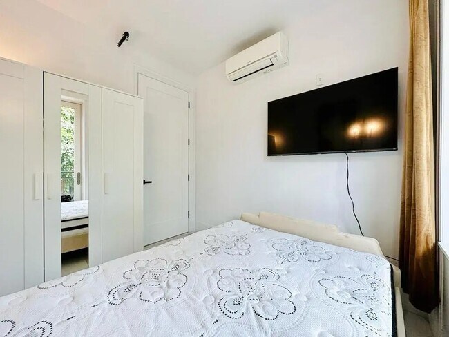 Foto del edificio - Furnished room/NOT APARTMENT
