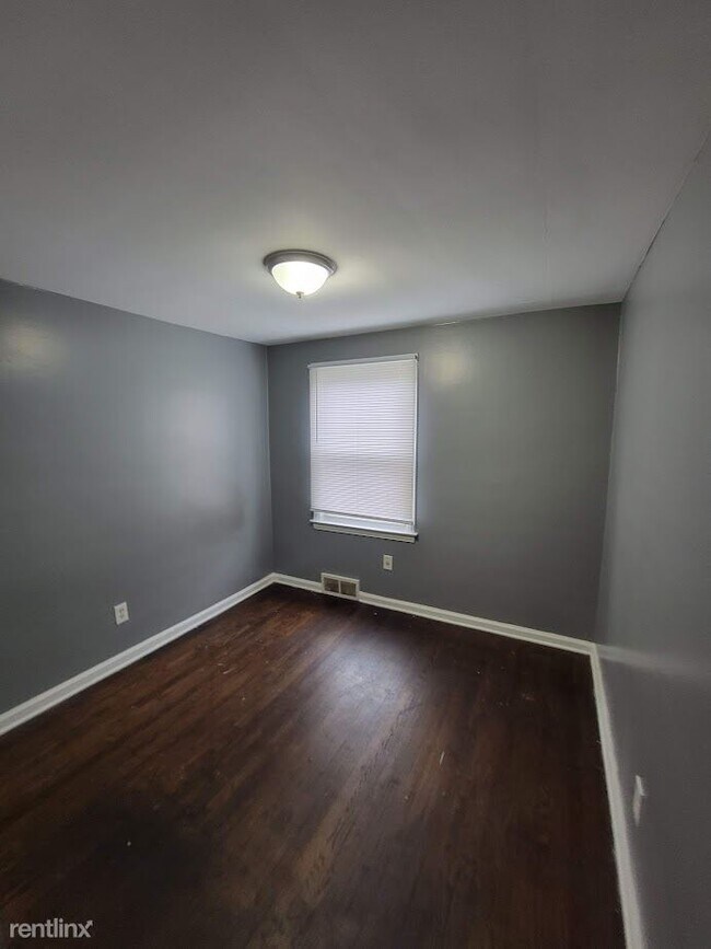 Building Photo - 3 br, 1 bath House - 2107 Ewald Cir