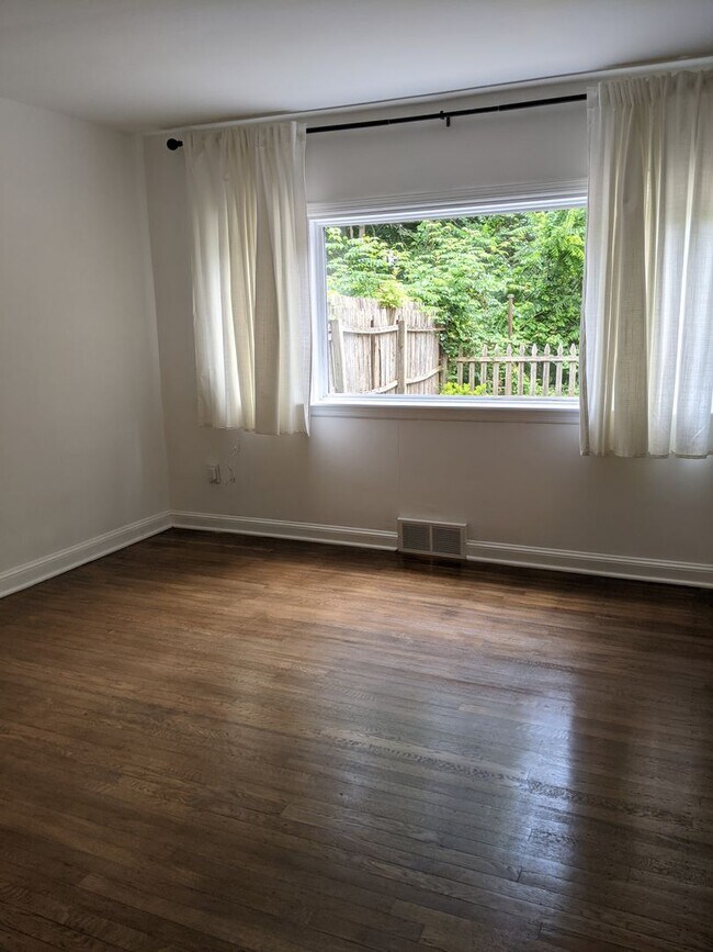 Foto del edificio - Renovated 3BR/1BA Townhouse in Edgemoor Gardens!