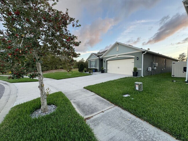 Building Photo - 4 Bedroom Single Family Home in Orange City