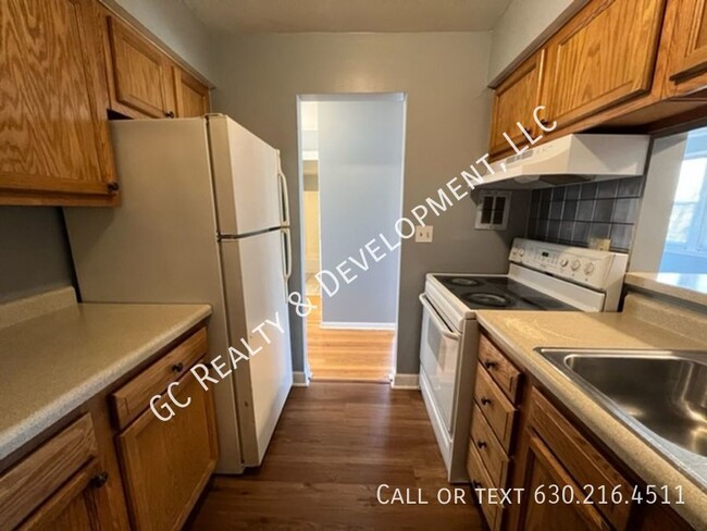 Building Photo - ****2ND FLOOR / 2 BDRM / 1 BTH / APPLIANCE...