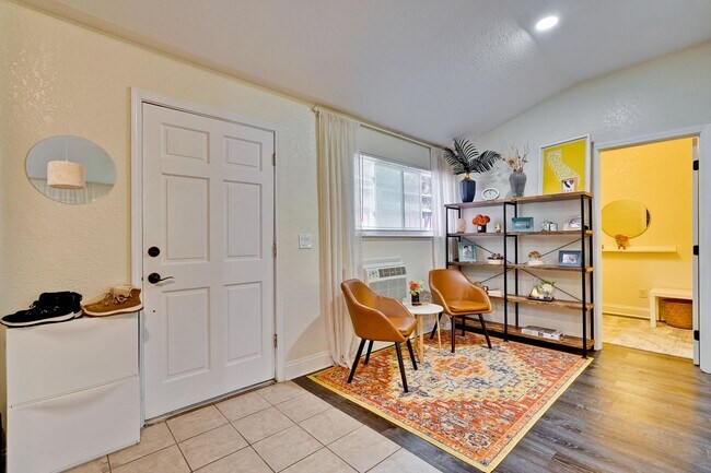 Foto del edificio - ADU One Bedroom Unit Available with Privat...