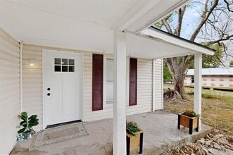 Building Photo - 315 E Maple St