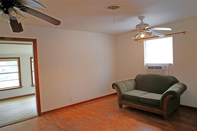 Building Photo - 146 Mary Ln