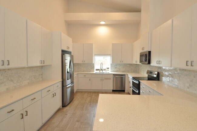 Building Photo - Excellent location with Enclave of newer h...