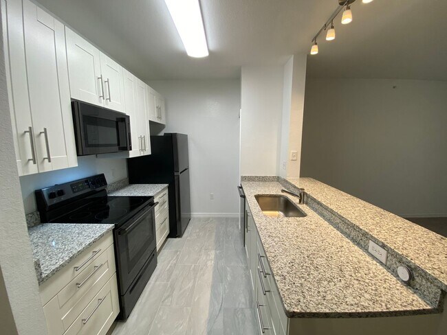 Building Photo - ** FULLY RENOVATED ** Large 1/1 Condo located in Cypress Fairway near Mall at Millenia and Univer...