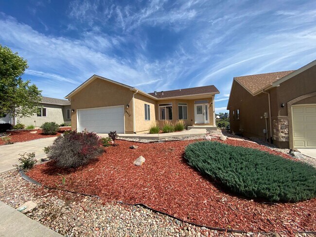 Building Photo - 5 Bedroom/ 3 Bath Home