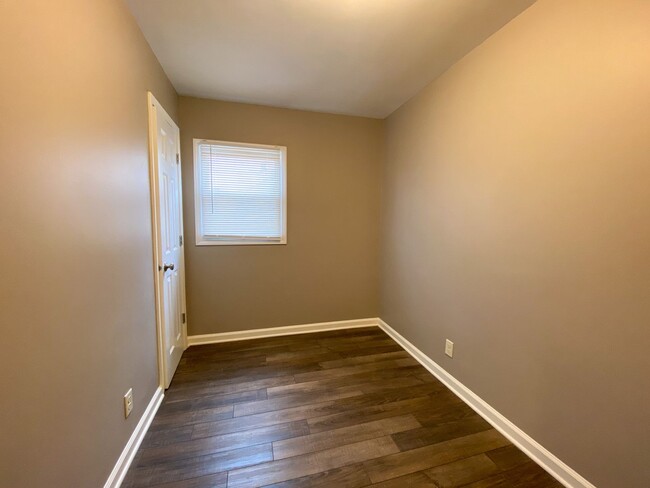 Building Photo - 3 Bedroom Single Family
