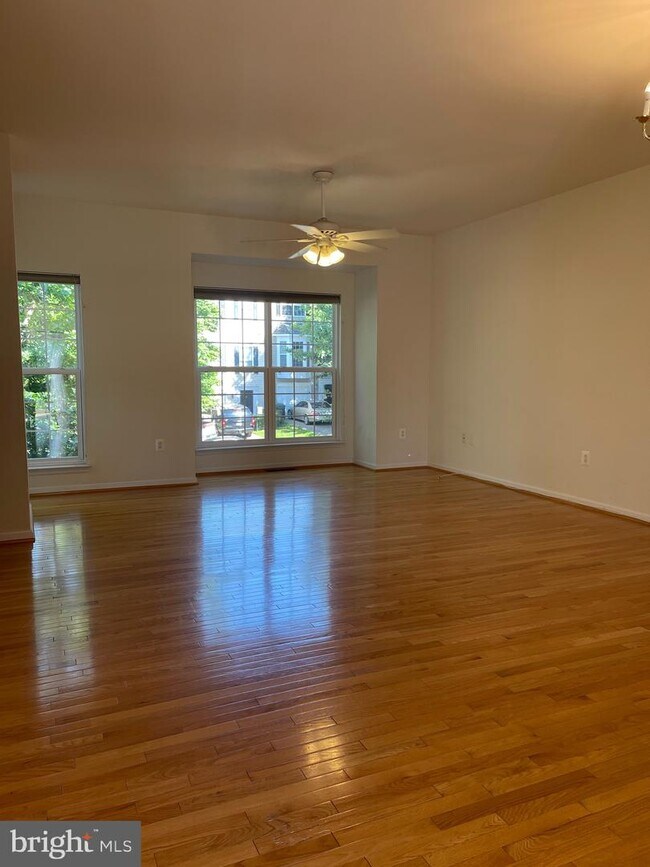 Building Photo - 2229 Forsythia Dr