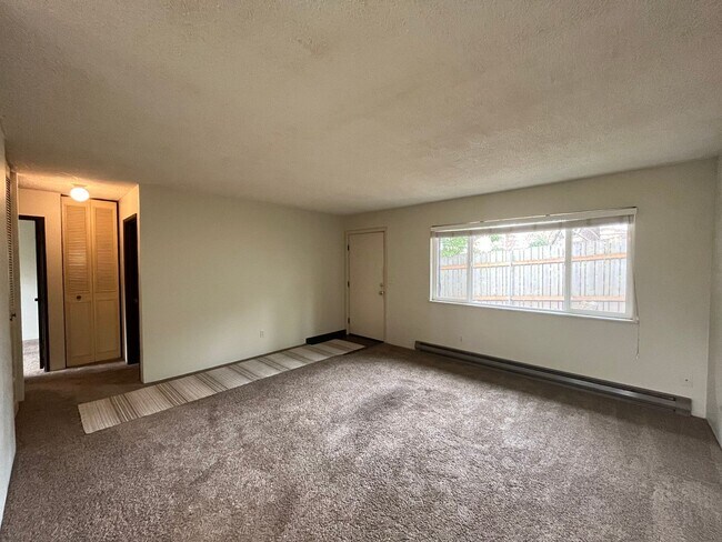 Building Photo - Charming SE 2 Bed 1 Bath Duplex - Private ...