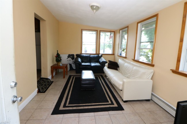Foto del edificio - 4 br, 1 bath Duplex - 10 Stevens St