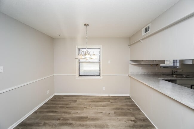 Building Photo - 4346 Gardenview Dr