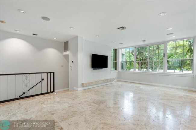 Building Photo - 1215 Tequesta St
