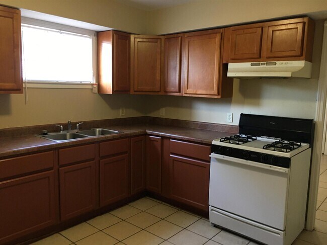 Building Photo - 423 S Murat St