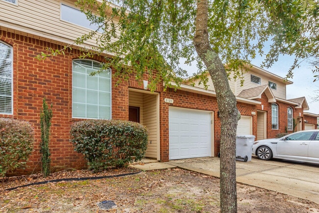 Building Photo - 2124 Hadleigh Hills Ct