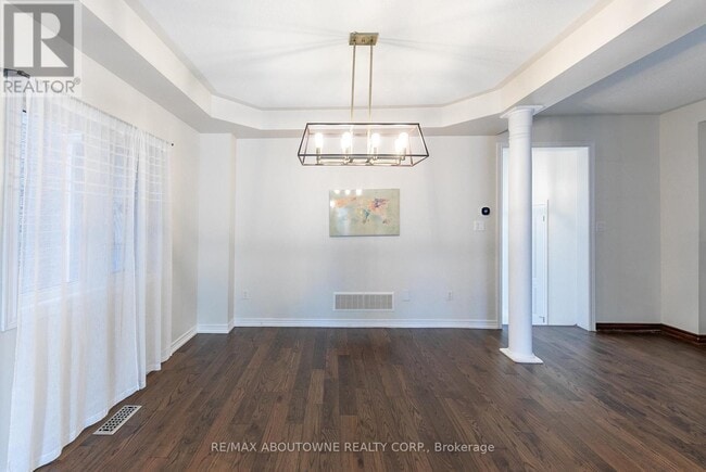 Building Photo - 374 Spring Blossom Crescent