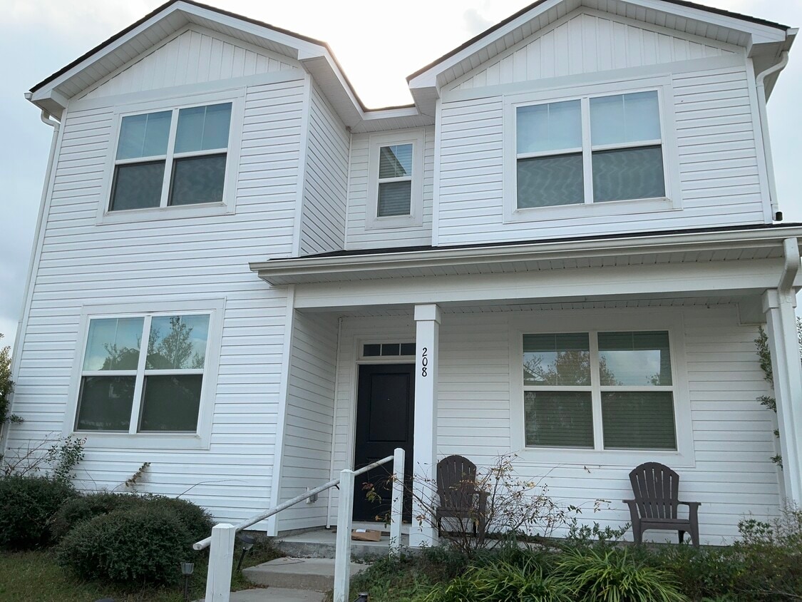 Foto principal - 208 Clearwater Cir