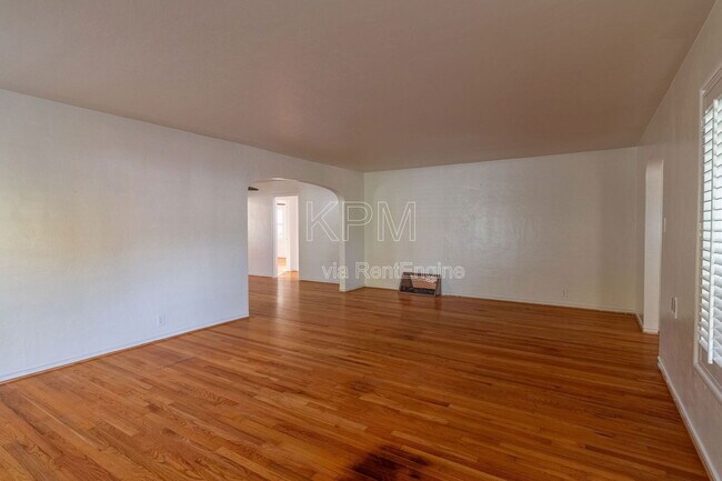 Foto del edificio - 966 W Mariposa Ave