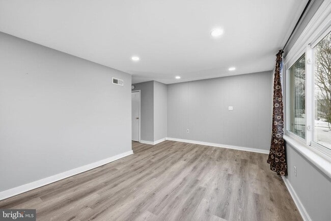 Foto del edificio - 7911 Bank St