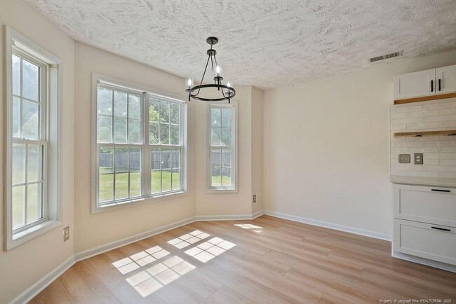 Foto del edificio - 488 Collinwood Dr