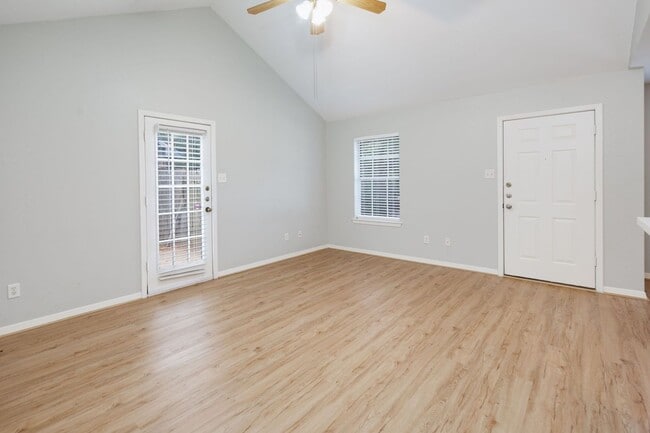 Foto del edificio - NOVEMBER Move in! 2/2 Duplex with fenced i...