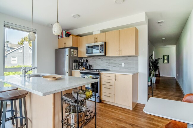 Building Photo - New Modern Condo with Bright Elegant Finis...