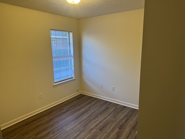 Foto del edificio - 3955 Ledbetter Dr