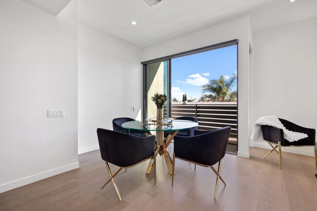 Foto del edificio - 823 N Fuller Ave