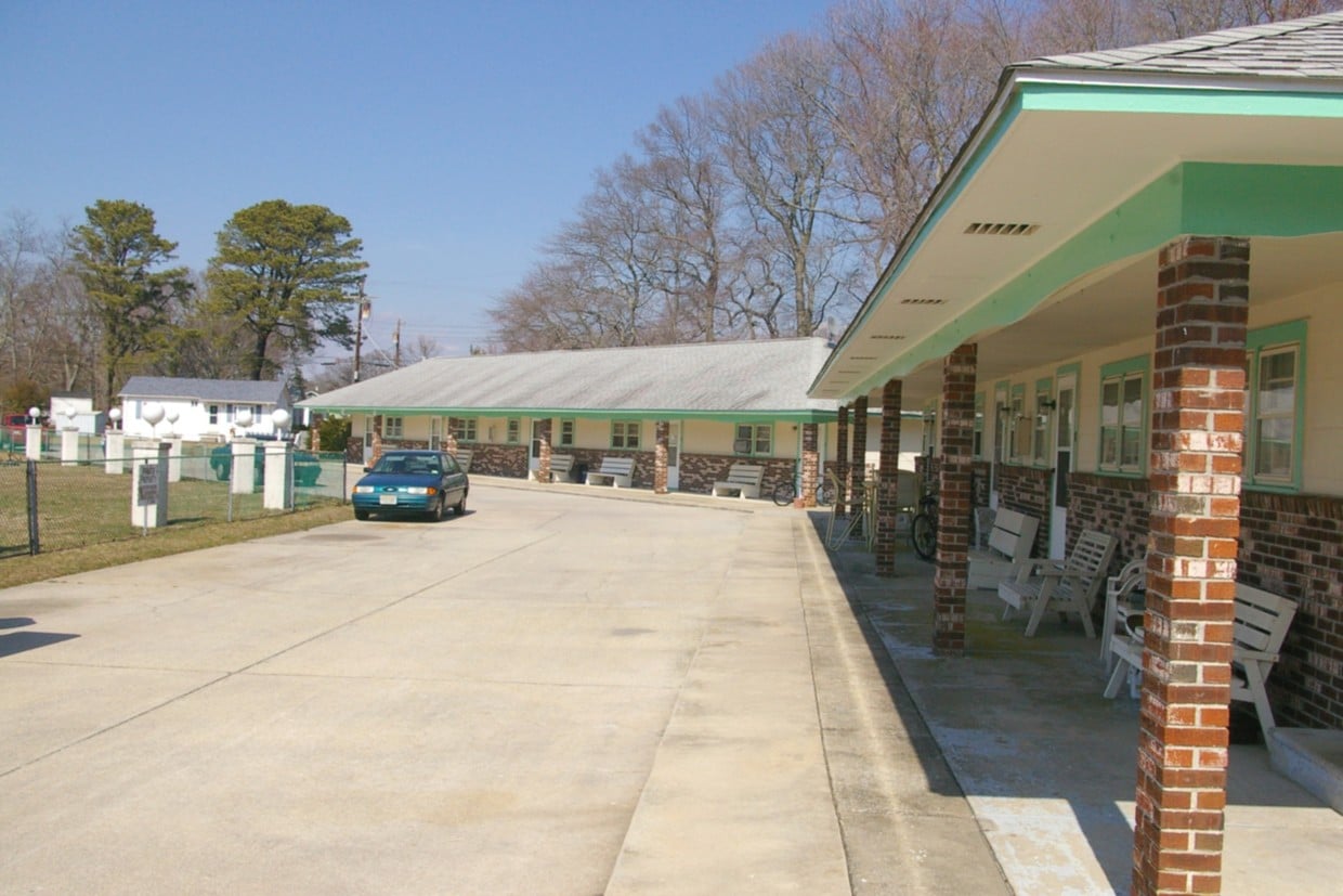 Building Photo - Manor Lake Apartments