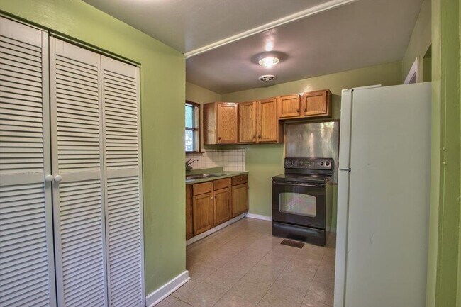 Building Photo - 408 E Magnolia Dr