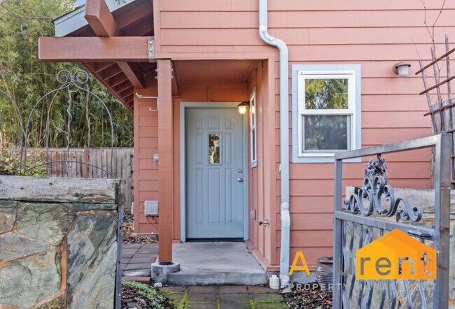 Foto del edificio - $500 off First Months Rent! Stylish Ashland One Bedroom Townhouse with Private Patio and Radiant ...