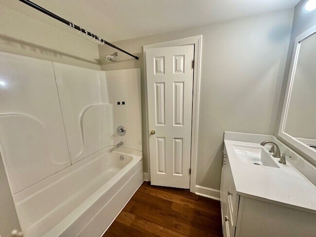 Building Photo - One Bed, One Bath $1250 North Gwinnett High