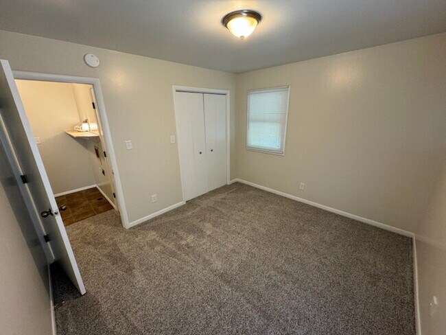 Foto del edificio - 2 Bed Single Level Apartment