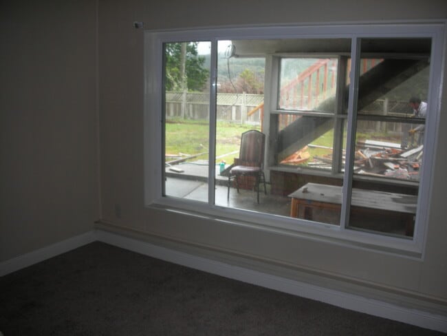 Building Photo - 135 Lake Dr