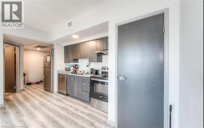 Building Photo - 275 Larch St