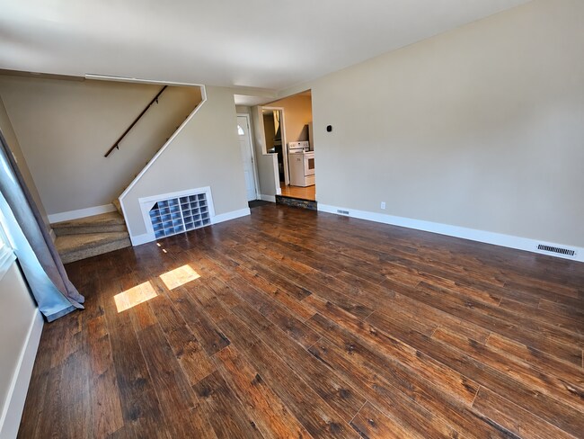 Foto del edificio - 3-Bedroom Shelby Twp Home on Spacious Lot with Large 2 Car Garage. Laminate Flooring on Main Floo...