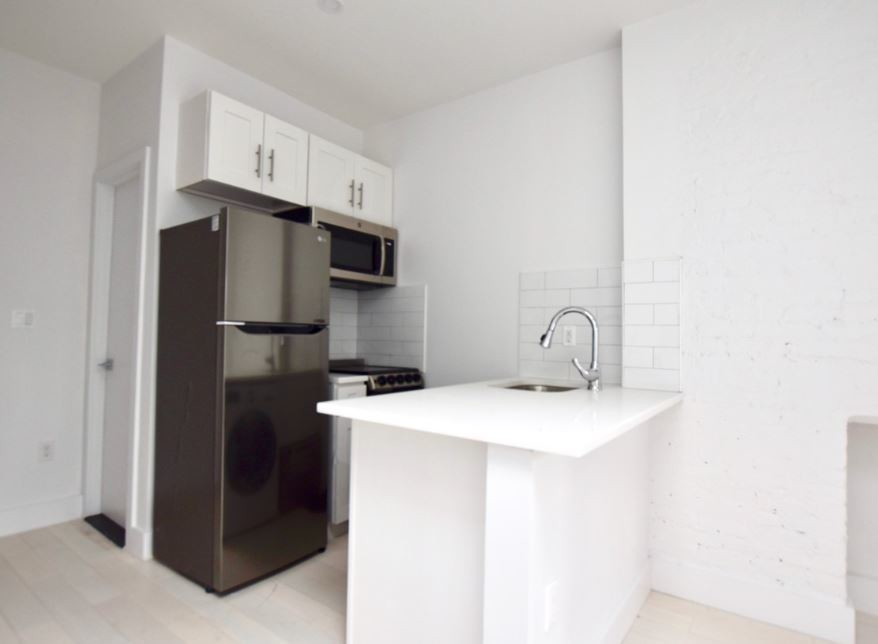 Foto principal - 317 East 5th Street
